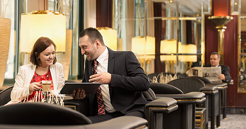 Zwei Businessgäste bei Kaffee und Gespräch in der Lounge des Maritim Hotel Stuttgart