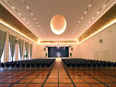 Eleganter Festsaal im Maritim Hotel Fulda mit Bühne, stilvoller Beleuchtung und Bestuhlung für Veranstaltungen.