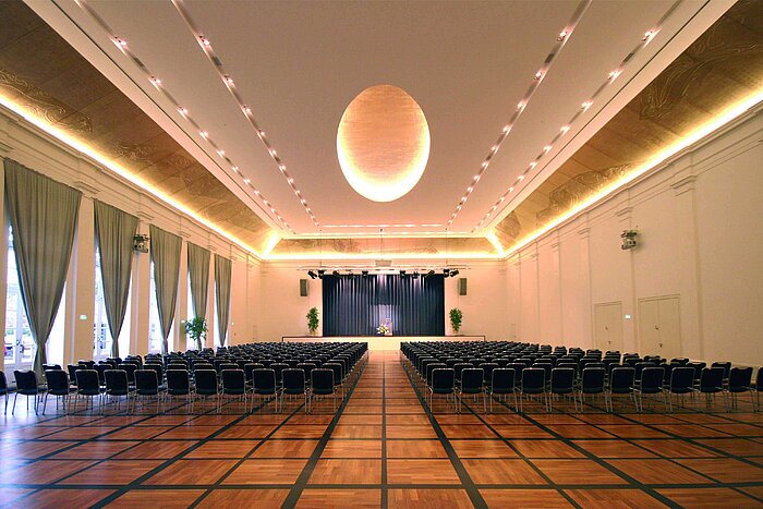 Eleganter Festsaal im Maritim Hotel Fulda mit Bühne, stilvoller Beleuchtung und Bestuhlung für Veranstaltungen.