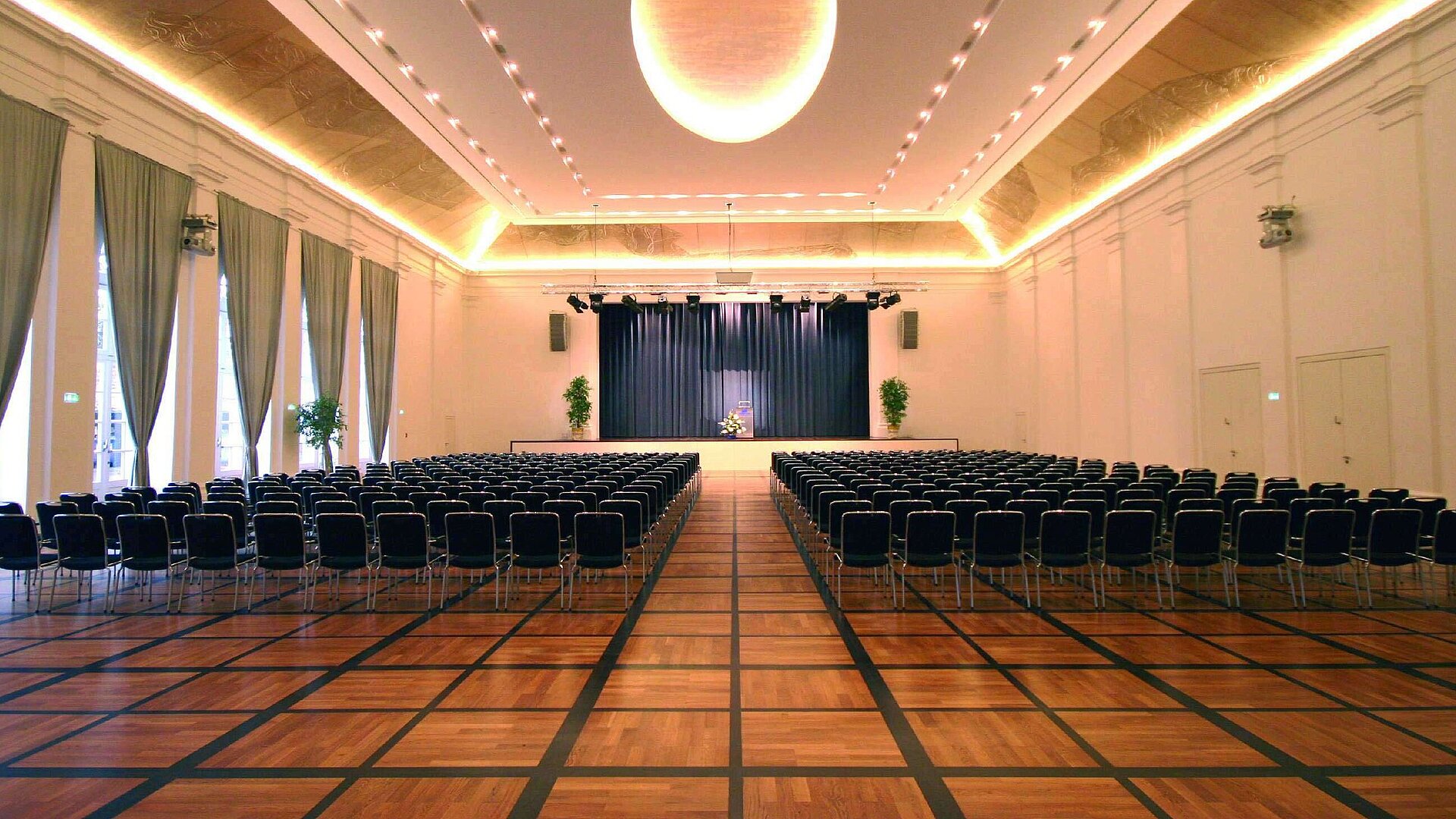 Eleganter Festsaal im Maritim Hotel Fulda mit Bühne, stilvoller Beleuchtung und Bestuhlung für Veranstaltungen.