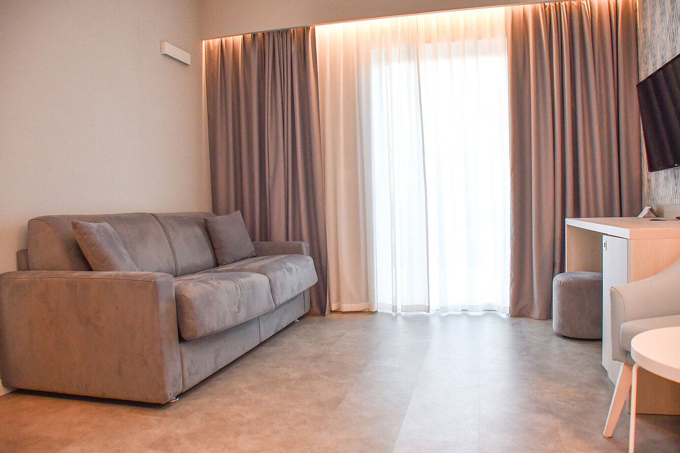 Komfortables Schlafsofa im lichtdurchfluteten Zimmer des Maritim Resort Calabria