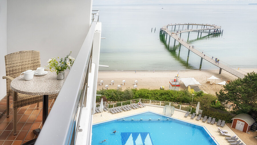 Balkon im Maritim Seehotel Timmendorfer Strand mit Blick auf Pool, Strand und Seebrücke