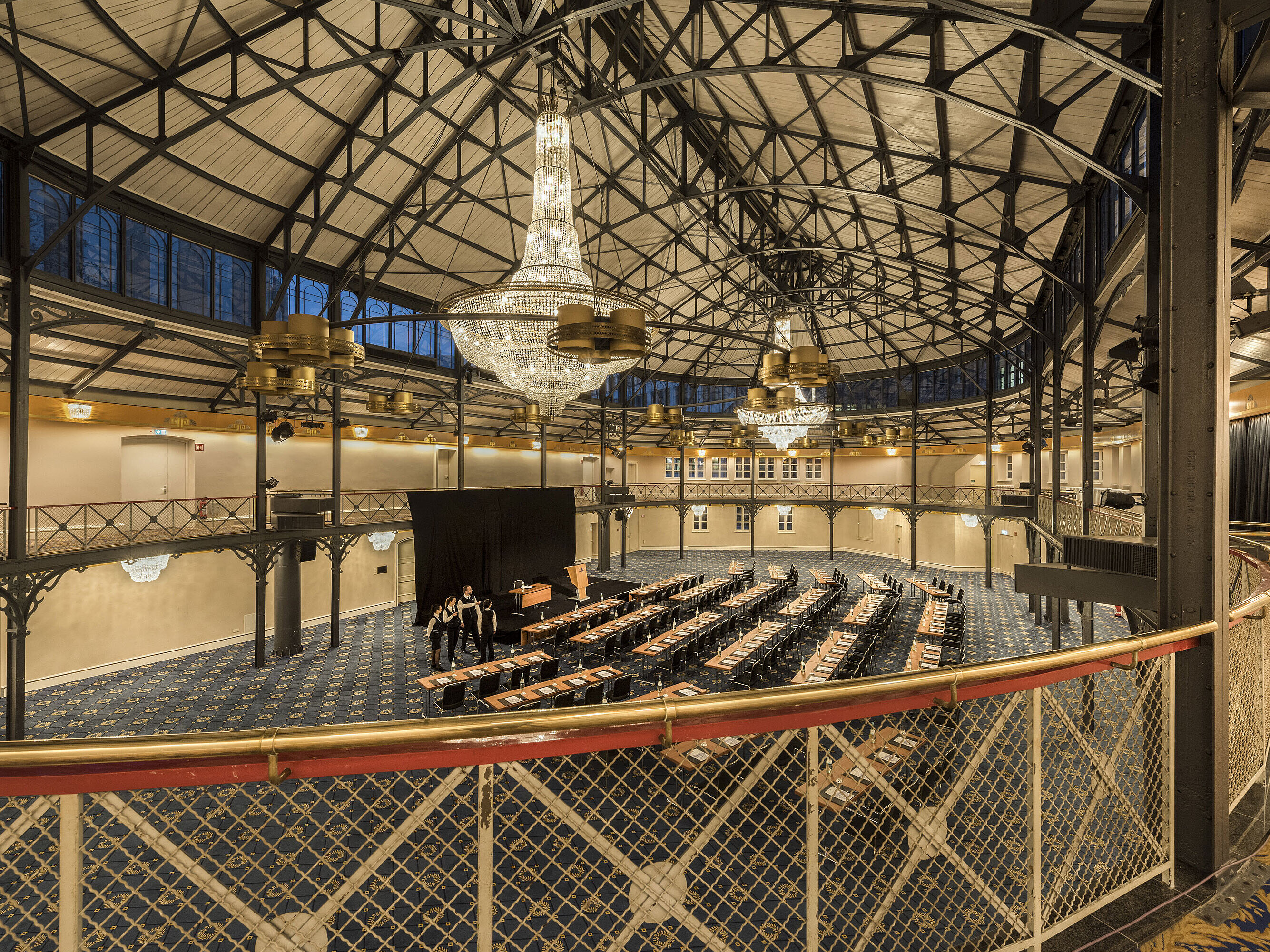 Historische Reithalle mit Bühne, Kronleuchtern und Reihenbestuhlung im Maritim Hotel Stuttgart