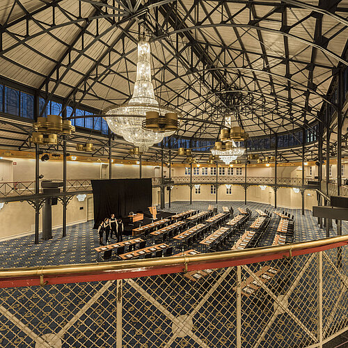 Historische Reithalle mit Bühne, Kronleuchtern und Reihenbestuhlung im Maritim Hotel Stuttgart