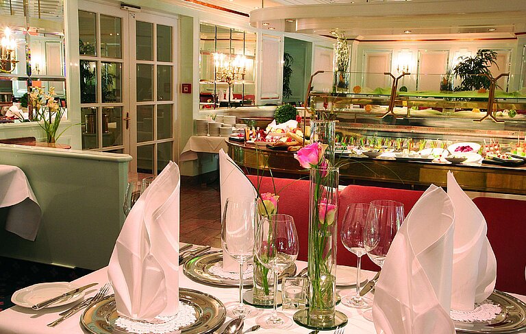 Restaurant im Maritim Hotel Bad Wildungen mit Buffet und liebevoller Blumendekoration