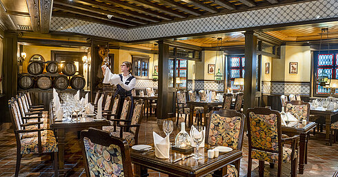 Fränkische Weinstube im Maritim Hotel Würzburg mit traditionellem Ambiente und regionalen Spezialitäten.