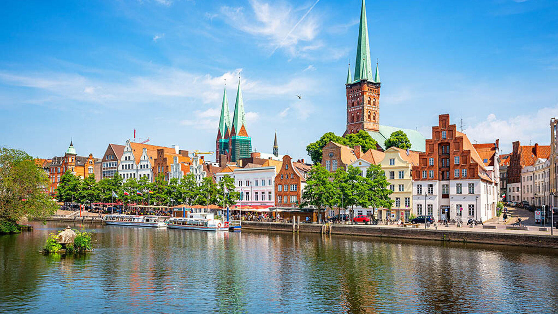 © Shambhala - Adobestock.com Blick auf die Altstadt von Lübeck mit Trave und Marienkirche