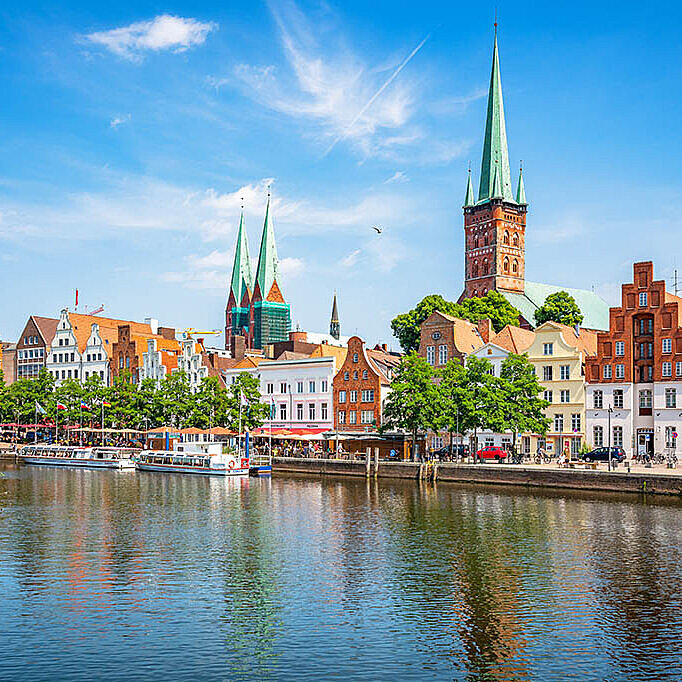 Blick auf die Altstadt von Lübeck mit Trave und Marienkirche