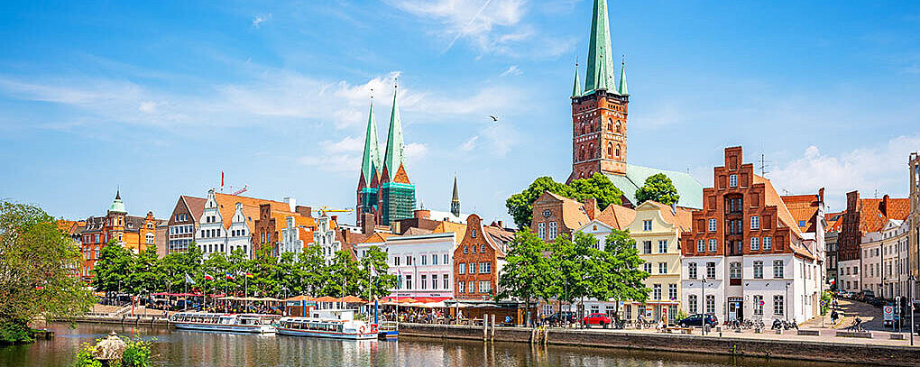Blick auf die Altstadt von Lübeck mit Trave und Marienkirche