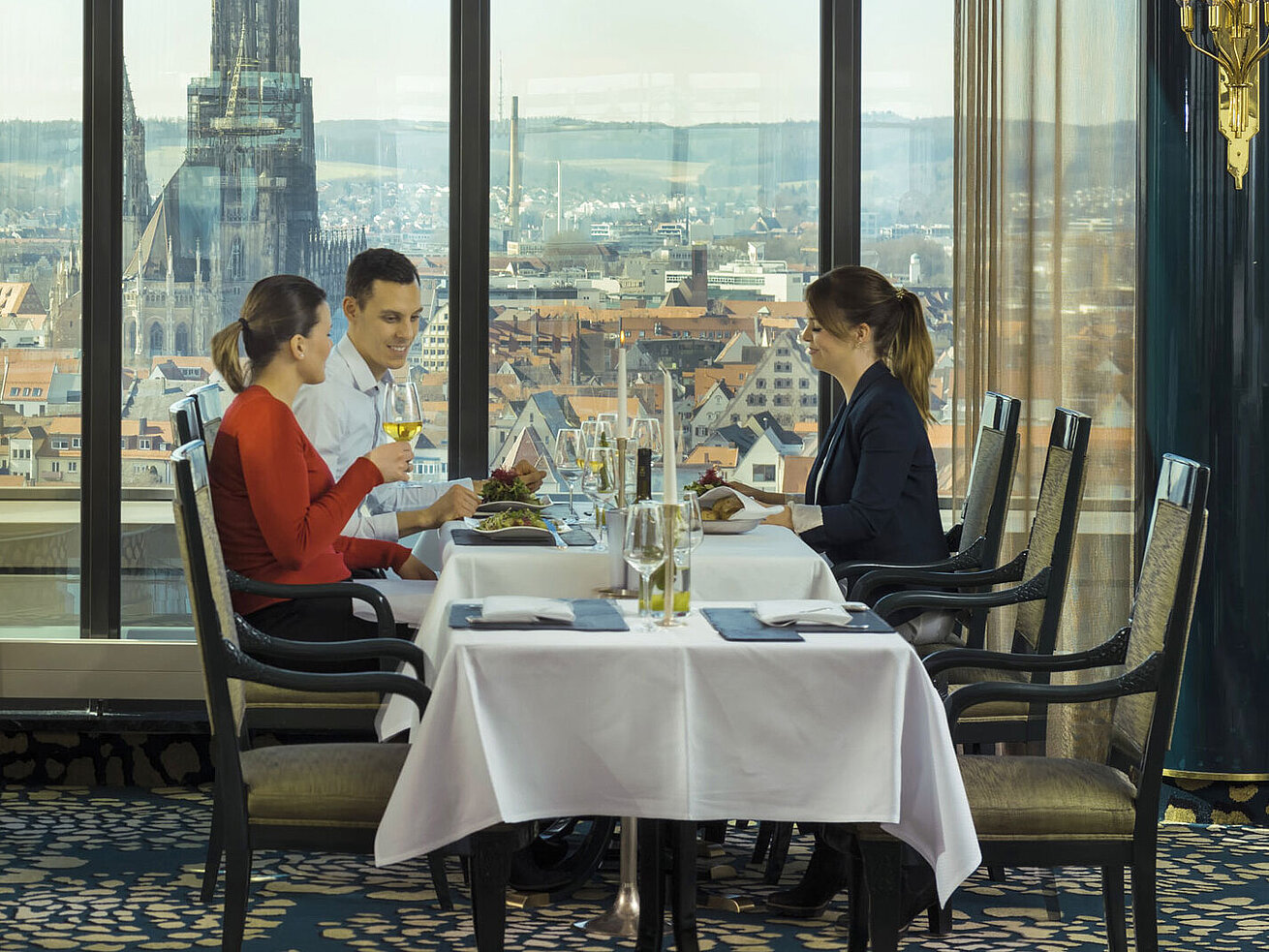 Restaurant "Panorama & Bastei" Gäste genießen das Essen mit Blick auf das Ulmer Münster im Panorama-Restaurant des Maritim Hotel Ulm