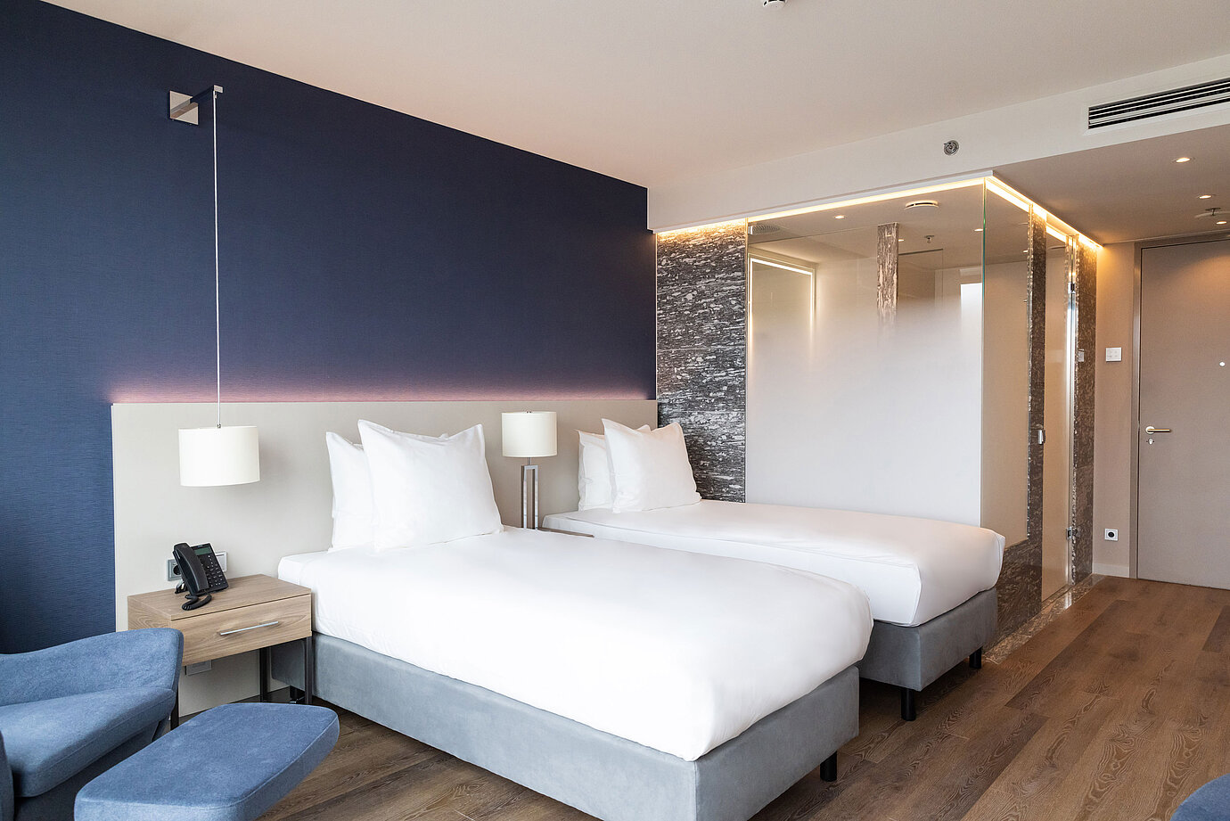 Helles Doppelzimmer im Maritim Hotel Amsterdam mit modernem Design und gemütlichen Betten