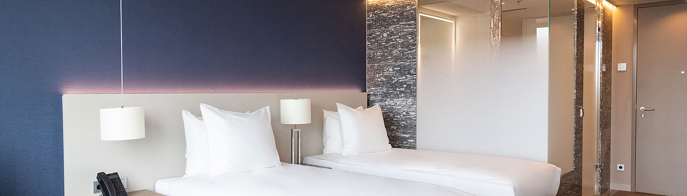Helles Doppelzimmer im Maritim Hotel Amsterdam mit modernem Design und gemütlichen Betten
