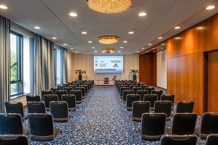 Moderner Tagungsraum mit Reihenbestuhlung und Präsentationsfläche im Maritim Hotel Düsseldorf