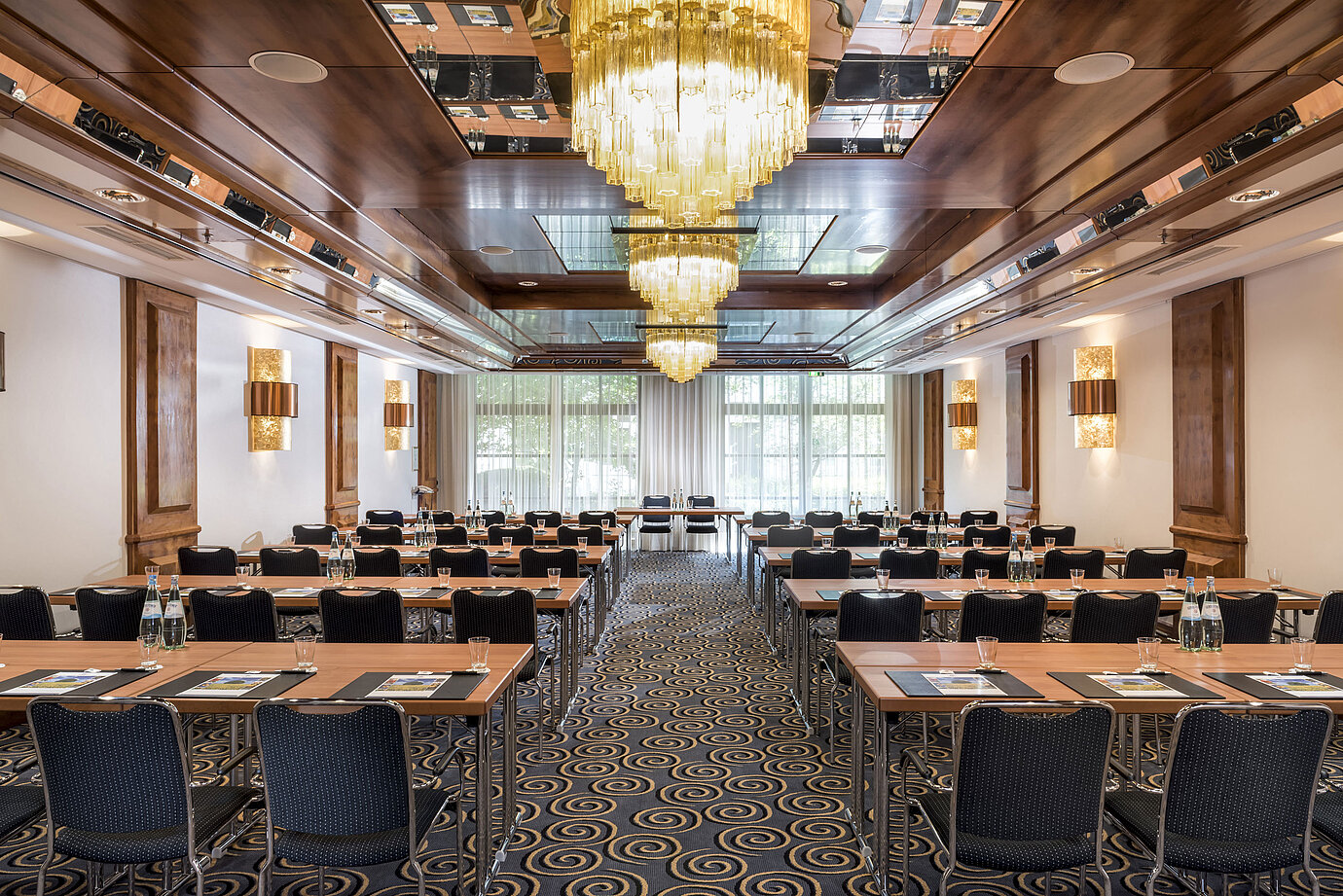 Stilvoller Tagungsraum mit großen Kronleuchtern, Tageslicht und moderner Bestuhlung im Maritim Hotel Königswinter.