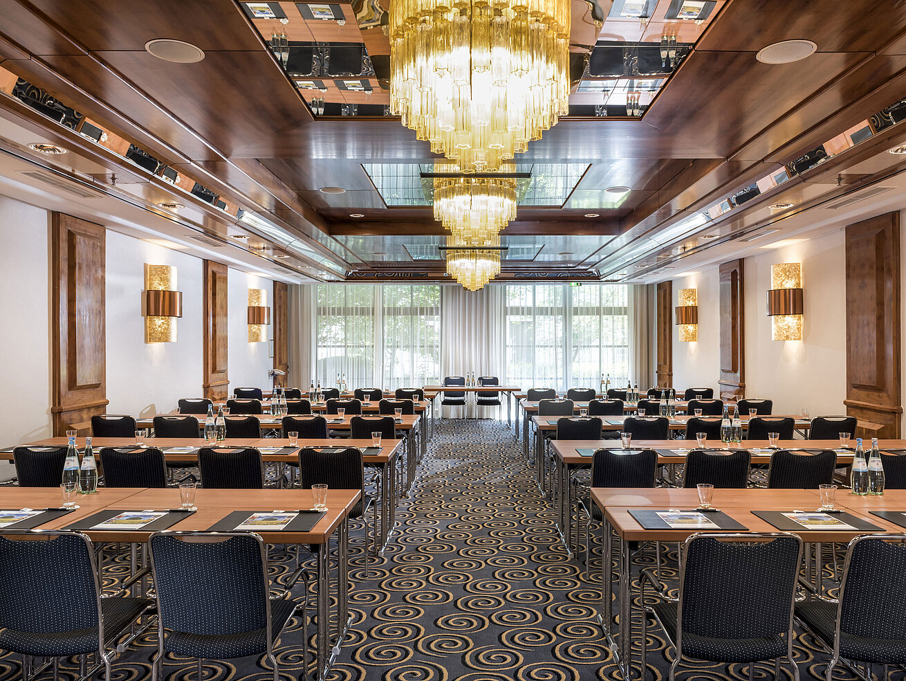 Salon Petersberg Stilvoller Tagungsraum mit großen Kronleuchtern, Tageslicht und moderner Bestuhlung im Maritim Hotel Königswinter.