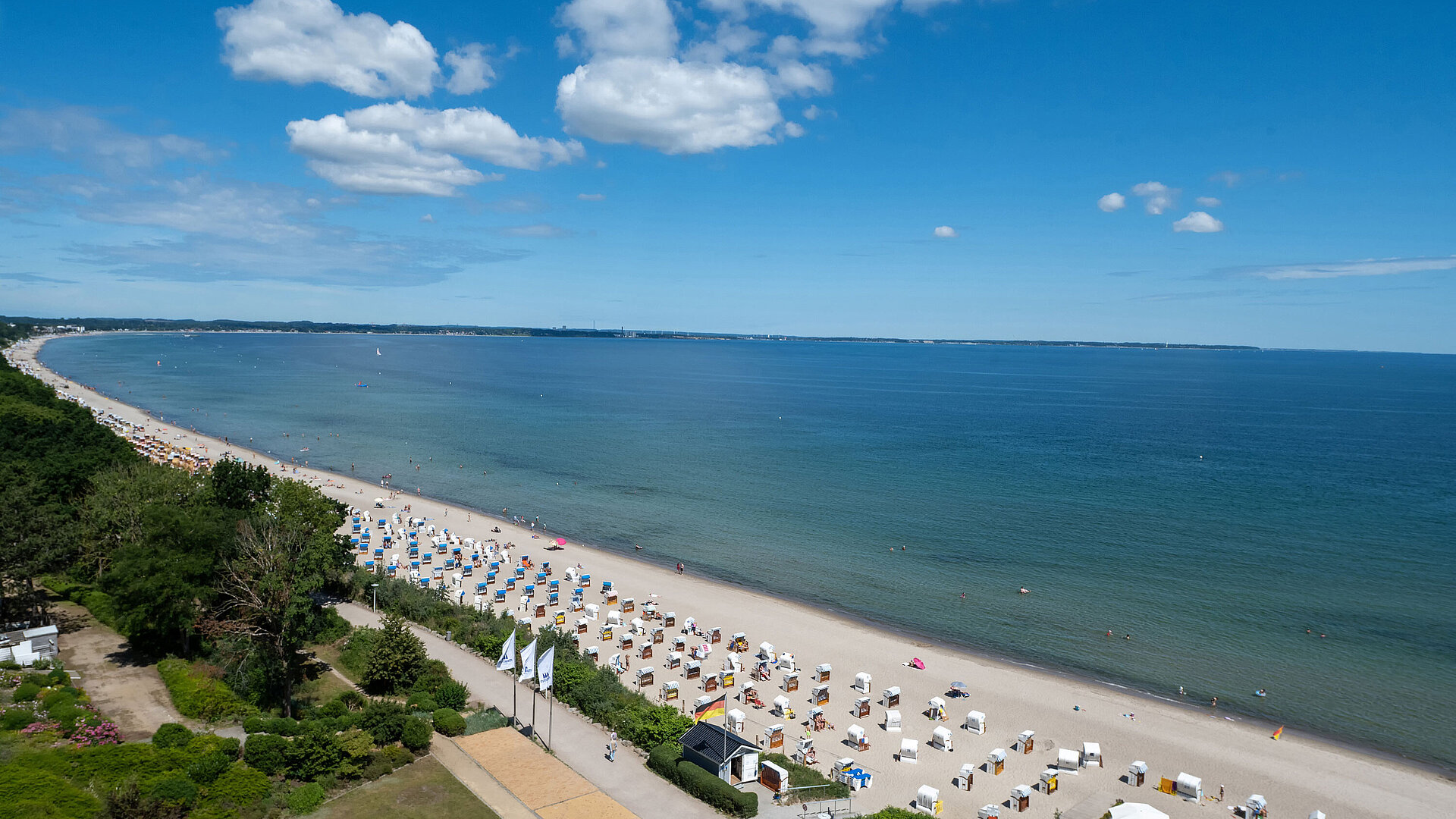 Panorama des Strandes vor dem Maritim Seehotel Timmendorfer Strand mit Strandkörben und Ostseeblick