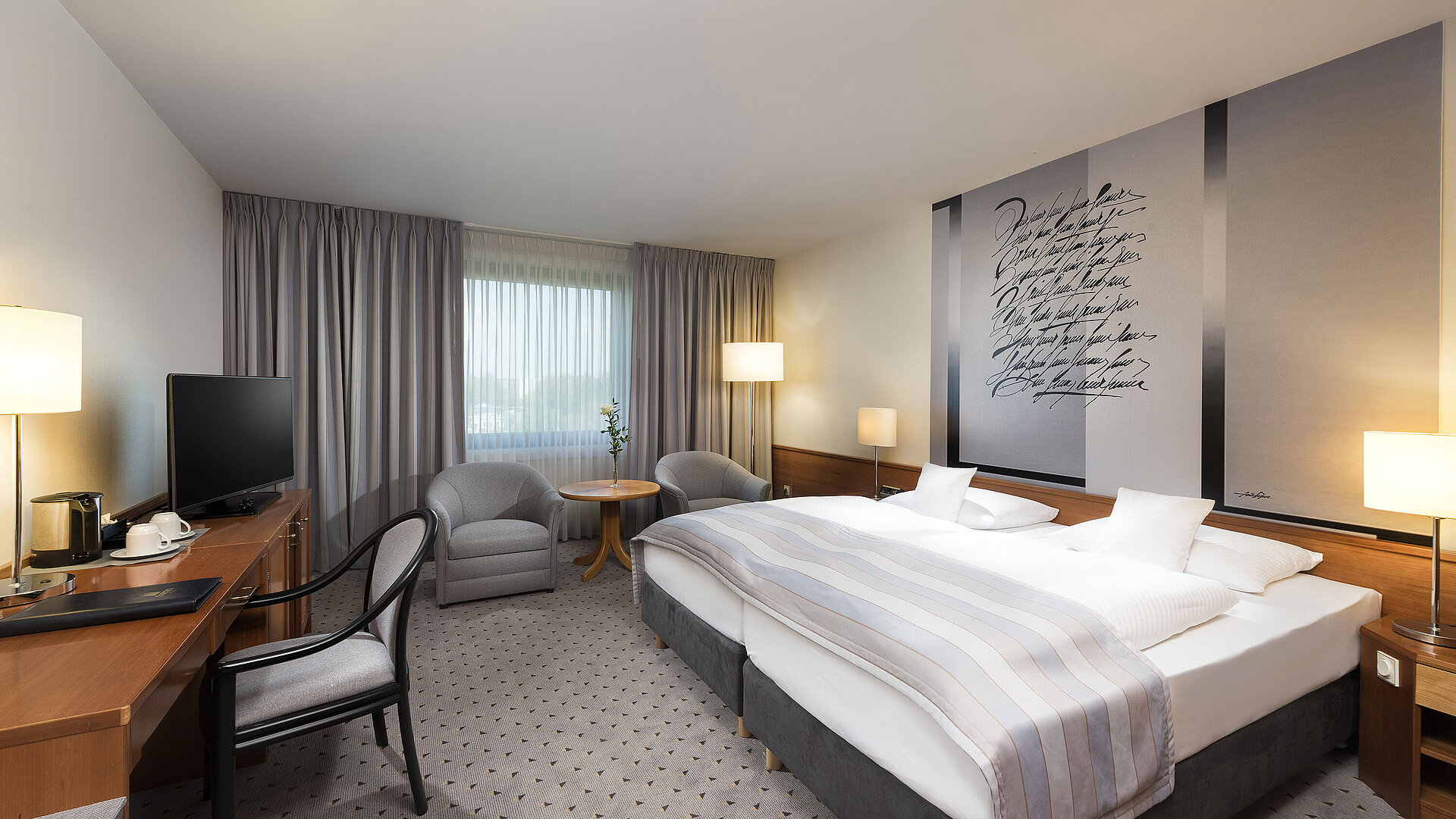 Classic Zimmer Modernes Classic Doppelzimmer mit gemütlichem Doppelbett, Sitzbereich und Schreibtisch im Maritim Hotel Hannover.