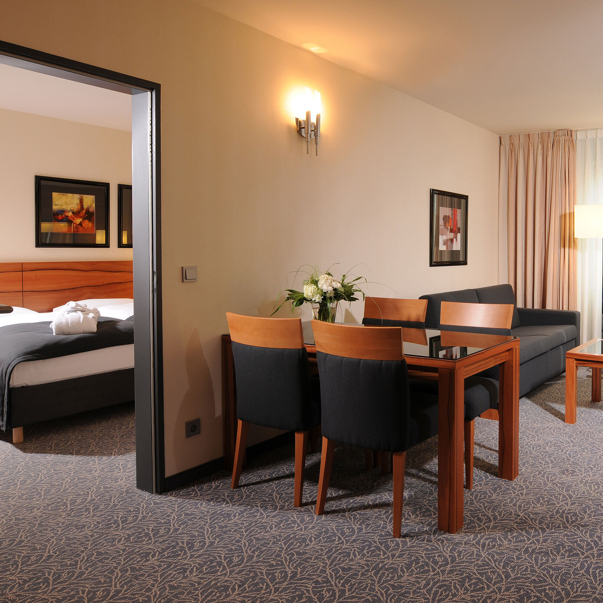 Senior Suite Großzügige Suite mit Wohnzimmer, Esstisch und separatem Schlafzimmer im Maritim Hotel München