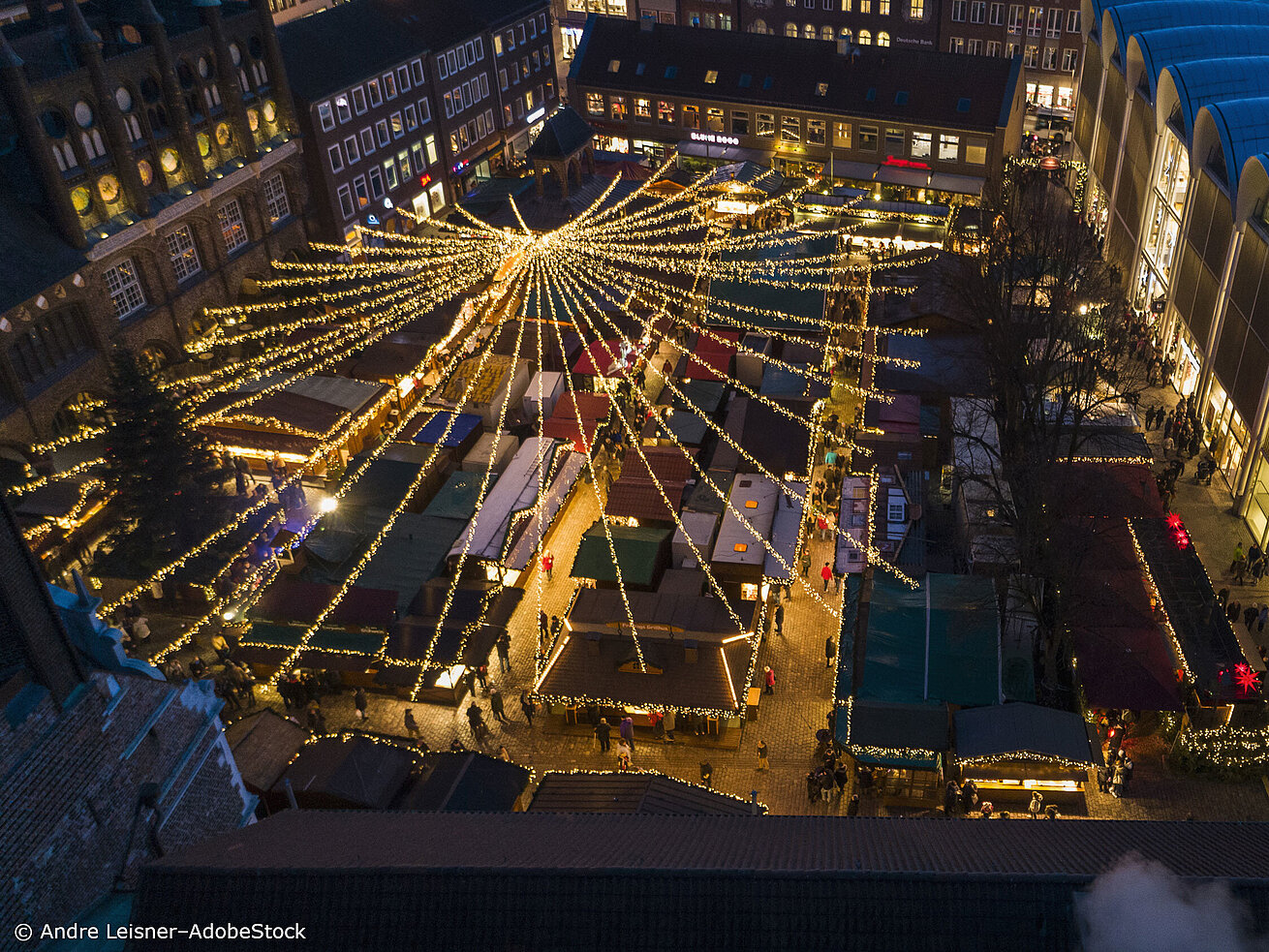 Weihnachtsmarkt in Lübeck Beleuchteter Weihnachtsmarkt in Lübeck aus der Vogelperspektive mit Buden und Lichterketten in der Stadt
