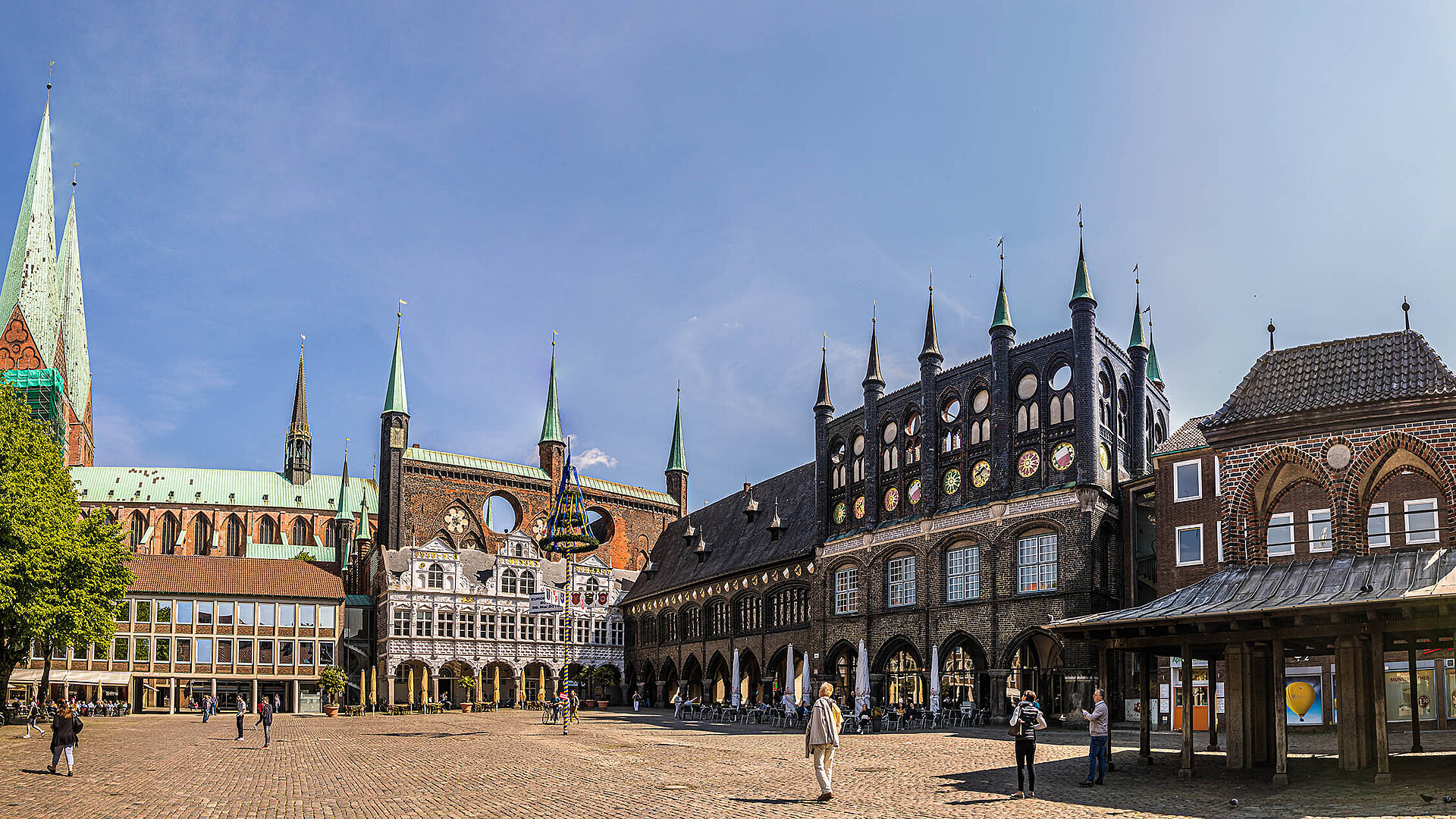 © LHJ PHOTO - Adobestock.com Historisches Rathaus und Marktplatz in Lübeck