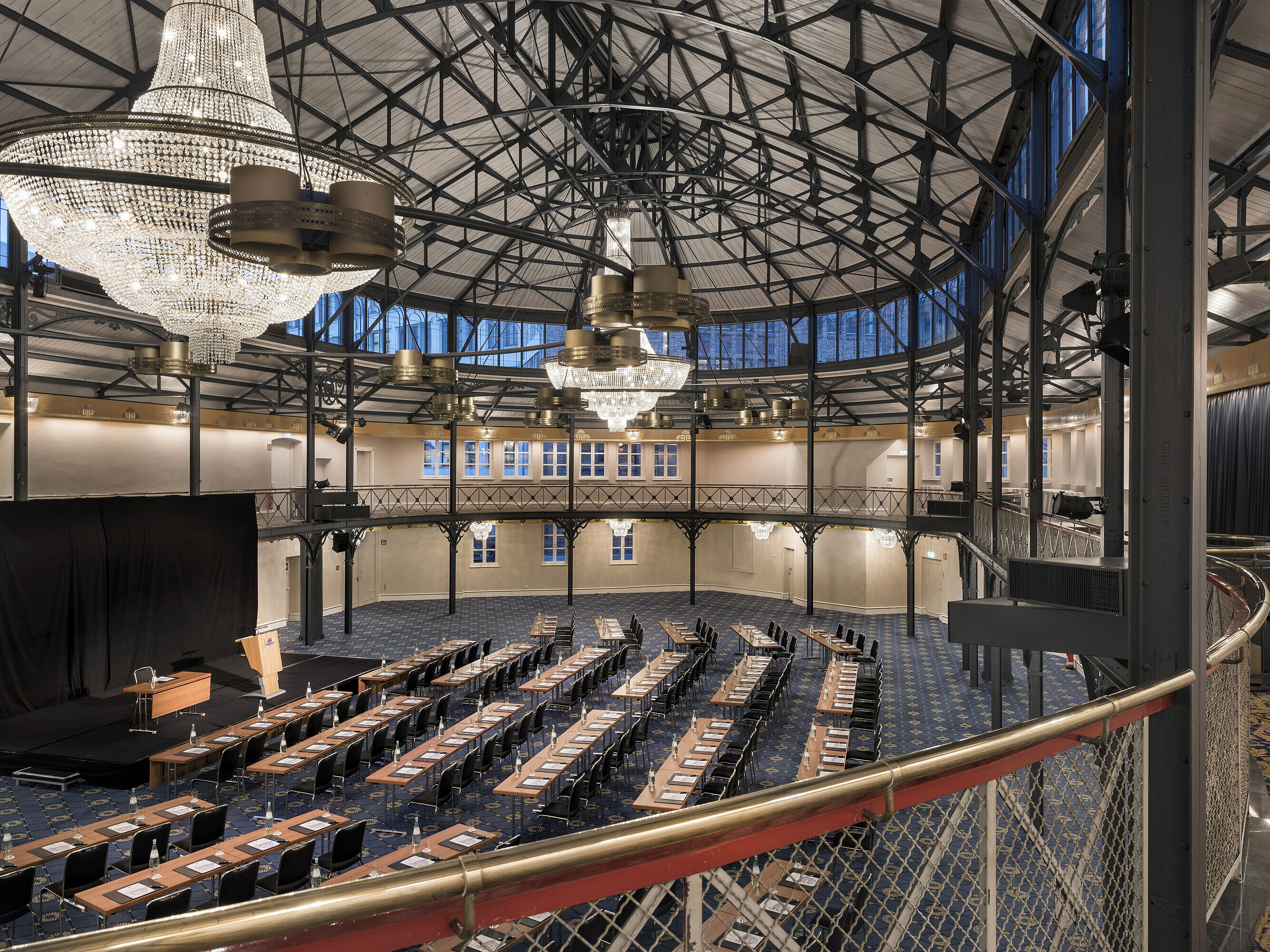 Historische Reithalle mit Bühne, Kronleuchtern und Reihenbestuhlung im Maritim Hotel Stuttgart