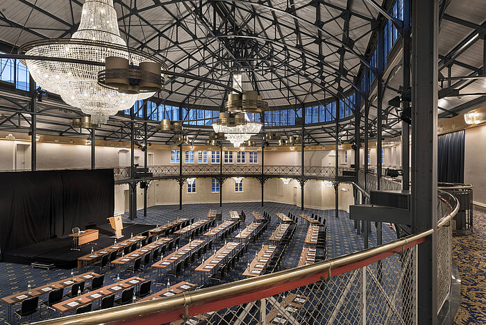 Historische Reithalle mit Bühne, Kronleuchtern und Reihenbestuhlung im Maritim Hotel Stuttgart