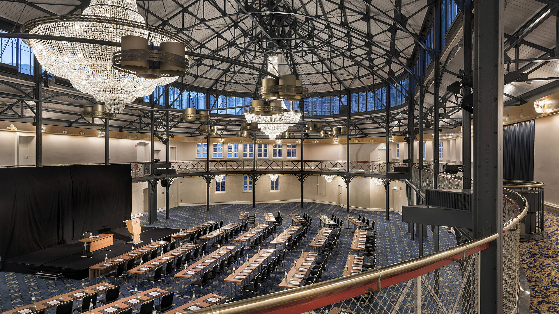 Alte Stuttgarter Reithalle Historische Reithalle mit Bühne, Kronleuchtern und Reihenbestuhlung im Maritim Hotel Stuttgart