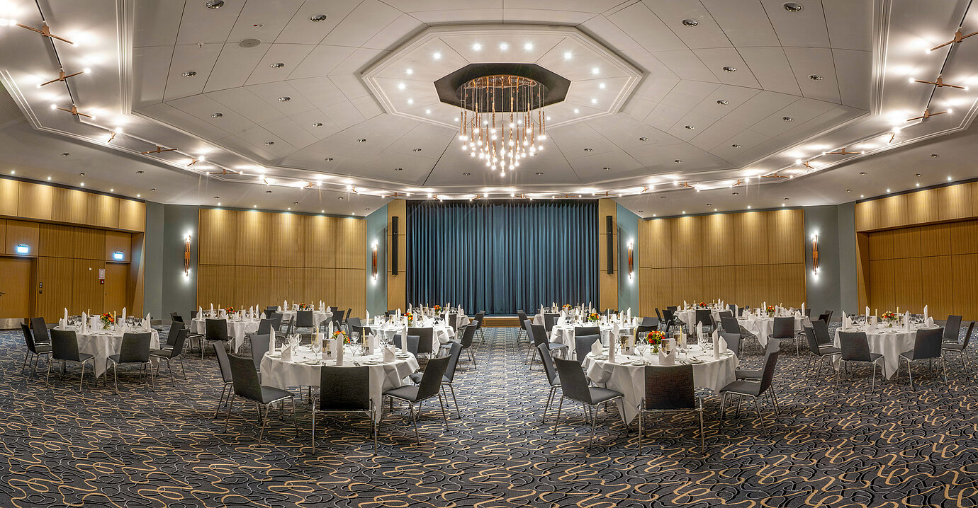 Großer Bankettsaal Barbarossa im Maritim Hotel Würzburg mit runden Tischen und stilvollem Ambiente.