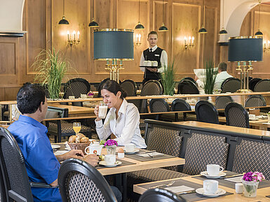 Gäste genießen das Frühstücksbuffet im Restaurant "Rôtisserie" des Maritim Hotel Bonn mit frisch zubereiteten Speisen.