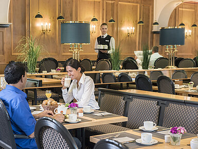 Gäste genießen das Frühstücksbuffet im Restaurant "Rôtisserie" des Maritim Hotel Bonn mit frisch zubereiteten Speisen.
