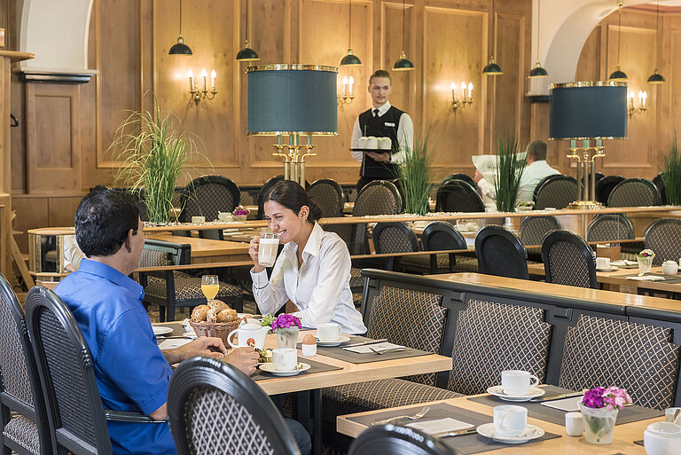 Gäste genießen das Frühstücksbuffet im Restaurant "Rôtisserie" des Maritim Hotel Bonn mit frisch zubereiteten Speisen.