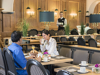 Gäste genießen das Frühstücksbuffet im Restaurant "Rôtisserie" des Maritim Hotel Bonn mit frisch zubereiteten Speisen.