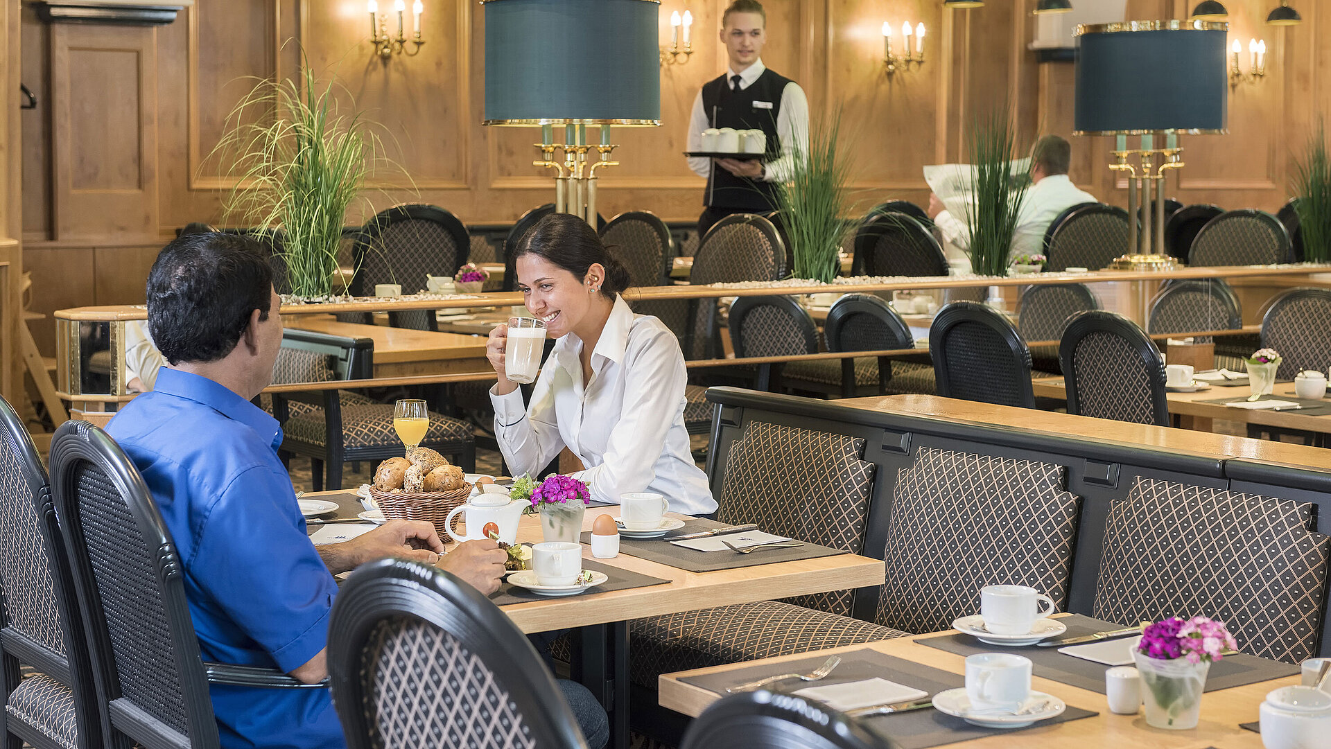 Gäste genießen das Frühstücksbuffet im Restaurant "Rôtisserie" des Maritim Hotel Bonn mit frisch zubereiteten Speisen.