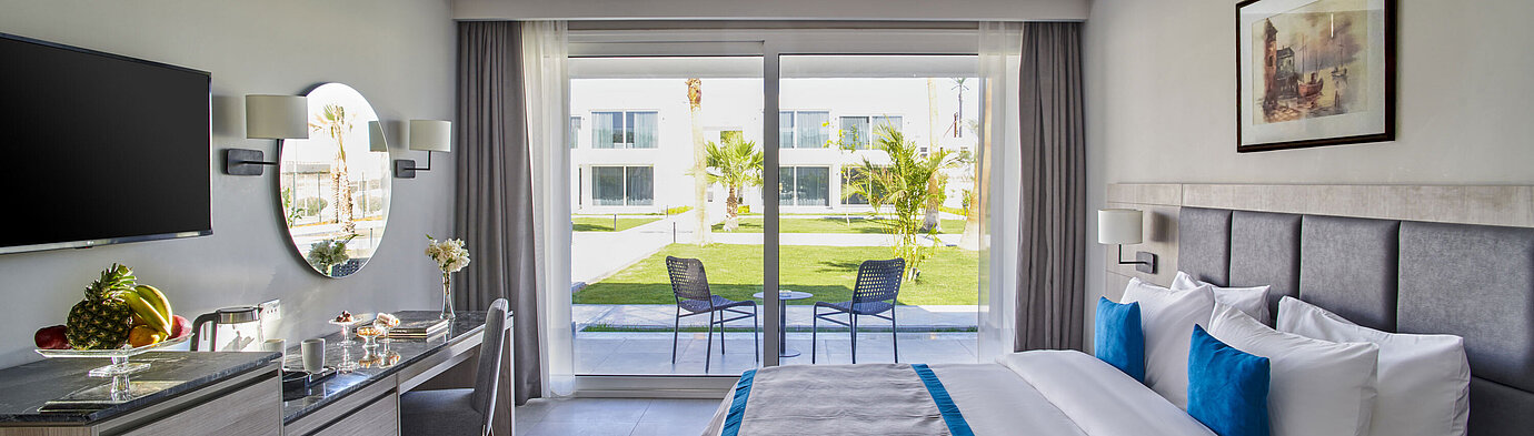 Modernes Doppelzimmer im Maritim Jolie Ville Resort & Casino Sharm El Sheikh mit Terrasse und Gartenblick