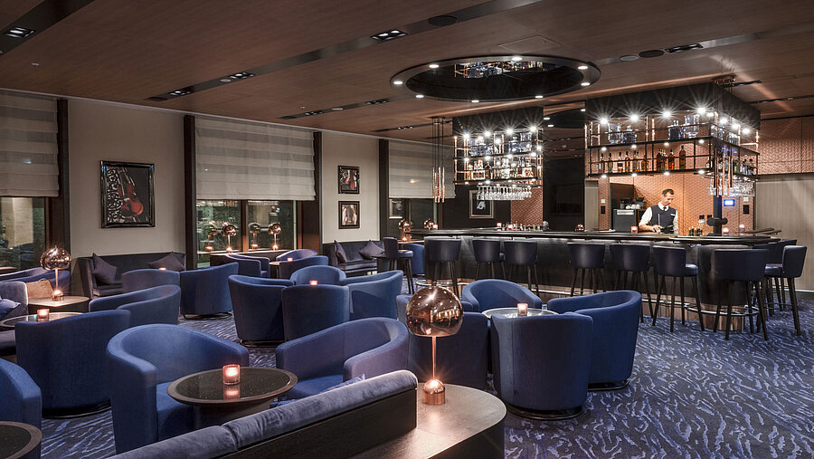 Exklusive Hotelbar im Maritim Hotel Ingolstadt mit stilvollem Ambiente und modernem Design.