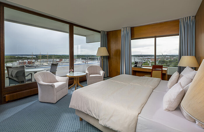 Geräumiges Doppelzimmer im Maritim Hotel Travemünde mit Panoramablick auf Hafen und Wasser