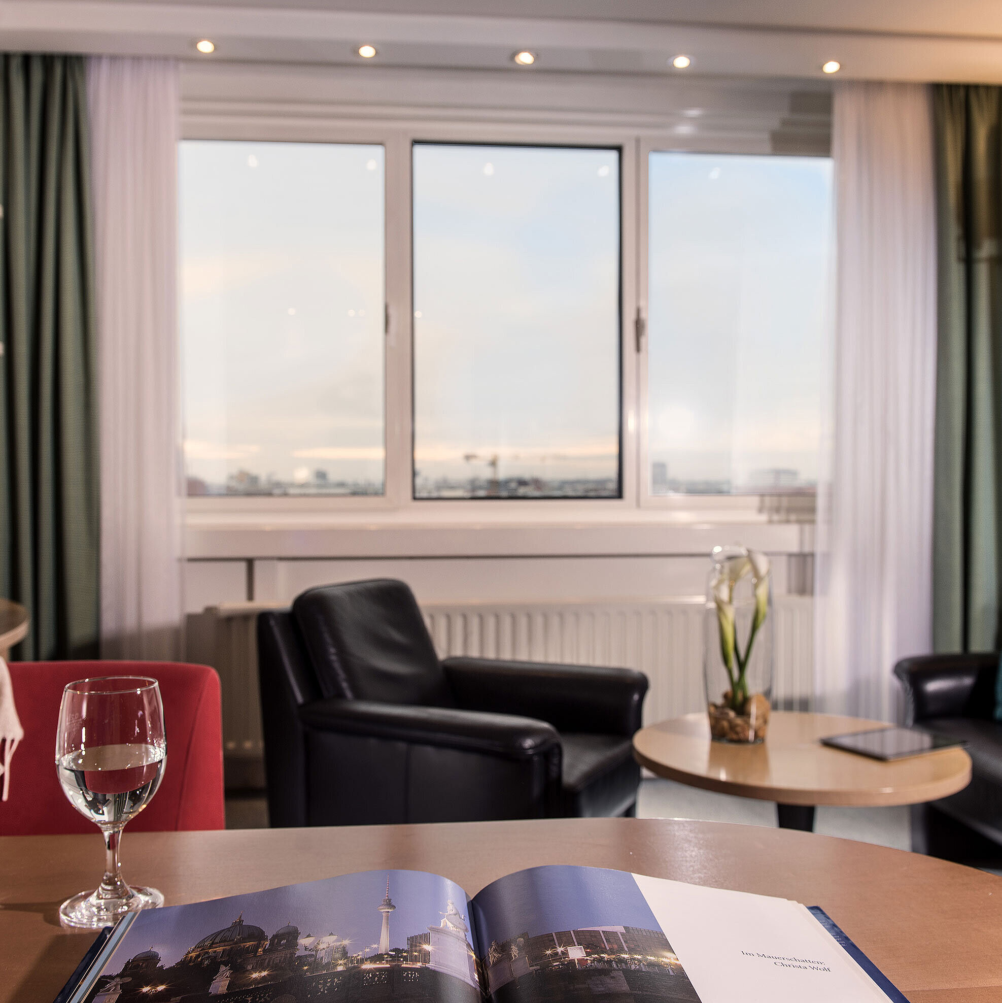 unior-Suite im Maritim proArte Hotel Berlin mit Sitzbereich, Ausblick auf die Stadt und eleganten Designdetails.