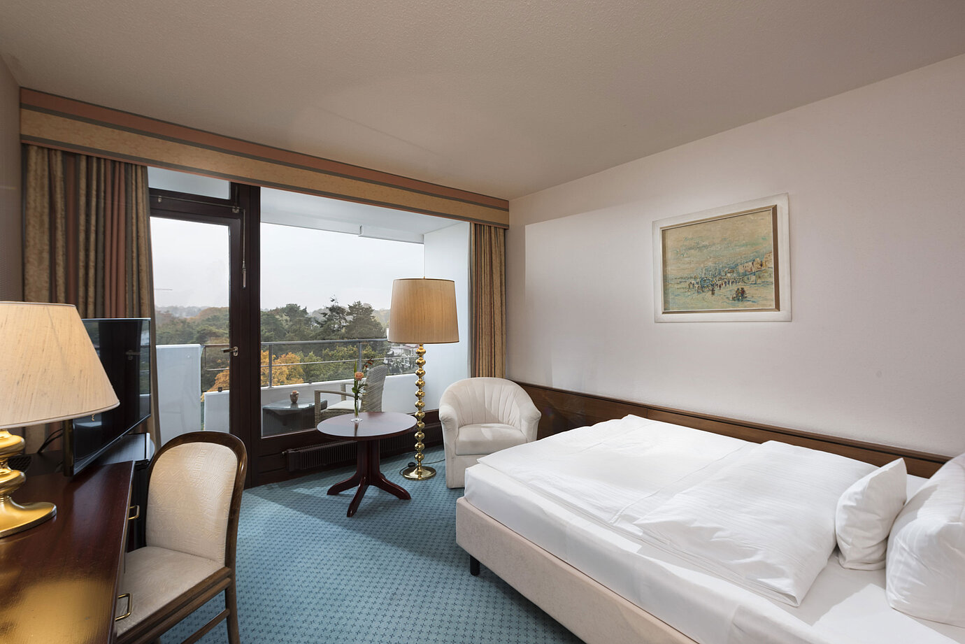 Einzelzimmer im Maritim Seehotel Timmendorfer Strand mit Balkon, Landblick und Schreibtisch.