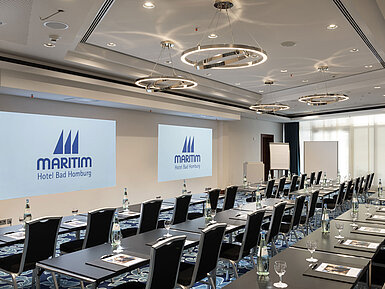 Moderner Tagungsraum im Maritim Hotel Bad Homburg mit Bestuhlung und Projektion.