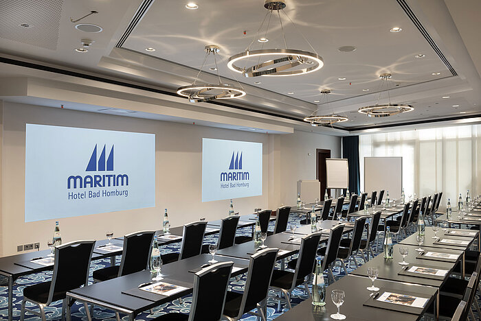 Moderner Tagungsraum im Maritim Hotel Bad Homburg mit Bestuhlung und Projektion.