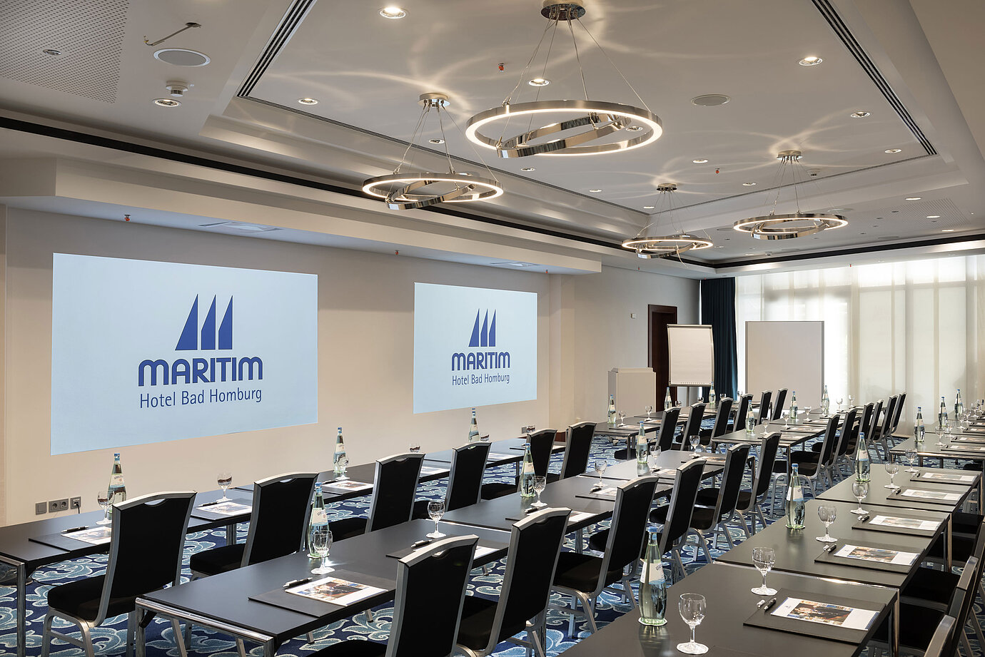 Moderner Tagungsraum im Maritim Hotel Bad Homburg mit Bestuhlung und Projektion.