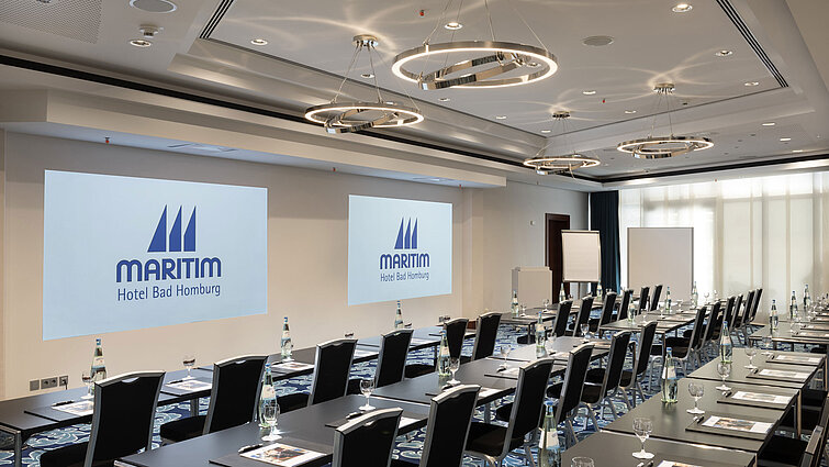 Moderner Tagungsraum im Maritim Hotel Bad Homburg mit Bestuhlung und Projektion.