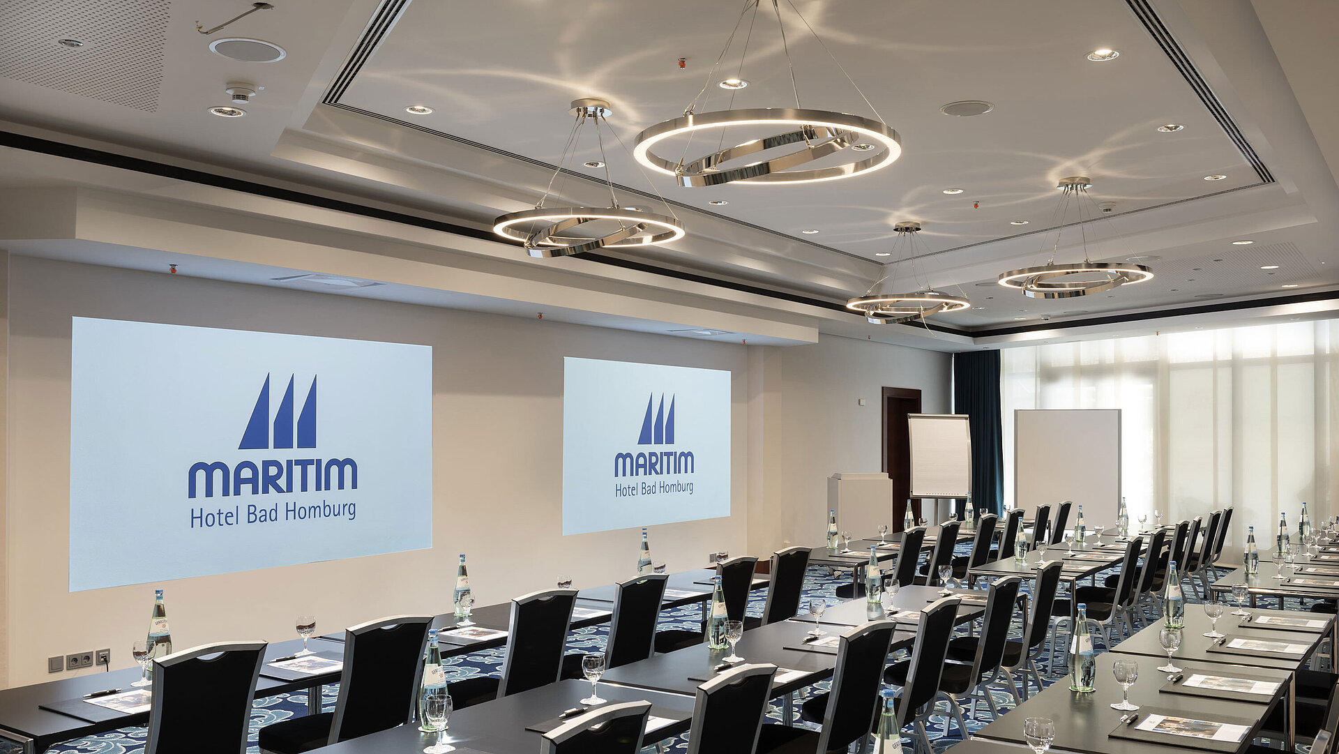 Moderner Tagungsraum im Maritim Hotel Bad Homburg mit Bestuhlung und Projektion.