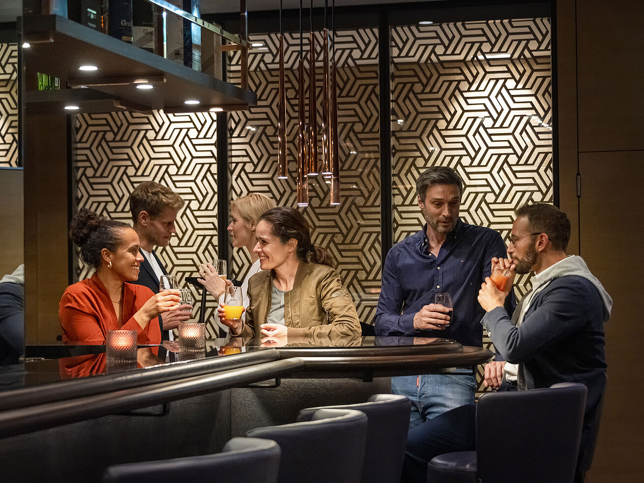 Pianobar Gäste genießen Drinks und gesellige Gespräche in der stilvollen Bar des Maritim Hotel Ingolstadt.