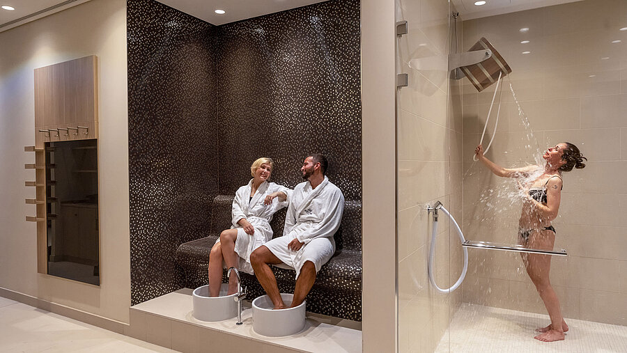 Wellnessbereich im Maritim Hotel Ingolstadt mit Fußbädern, Erlebnisdusche und entspannter Atmosphäre.