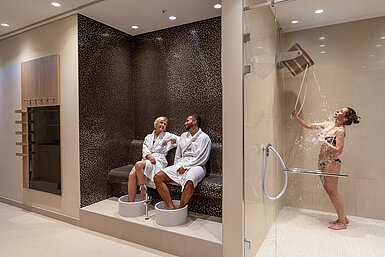 Wellnessbereich im Maritim Hotel Ingolstadt mit Fußbädern, Erlebnisdusche und entspannter Atmosphäre.