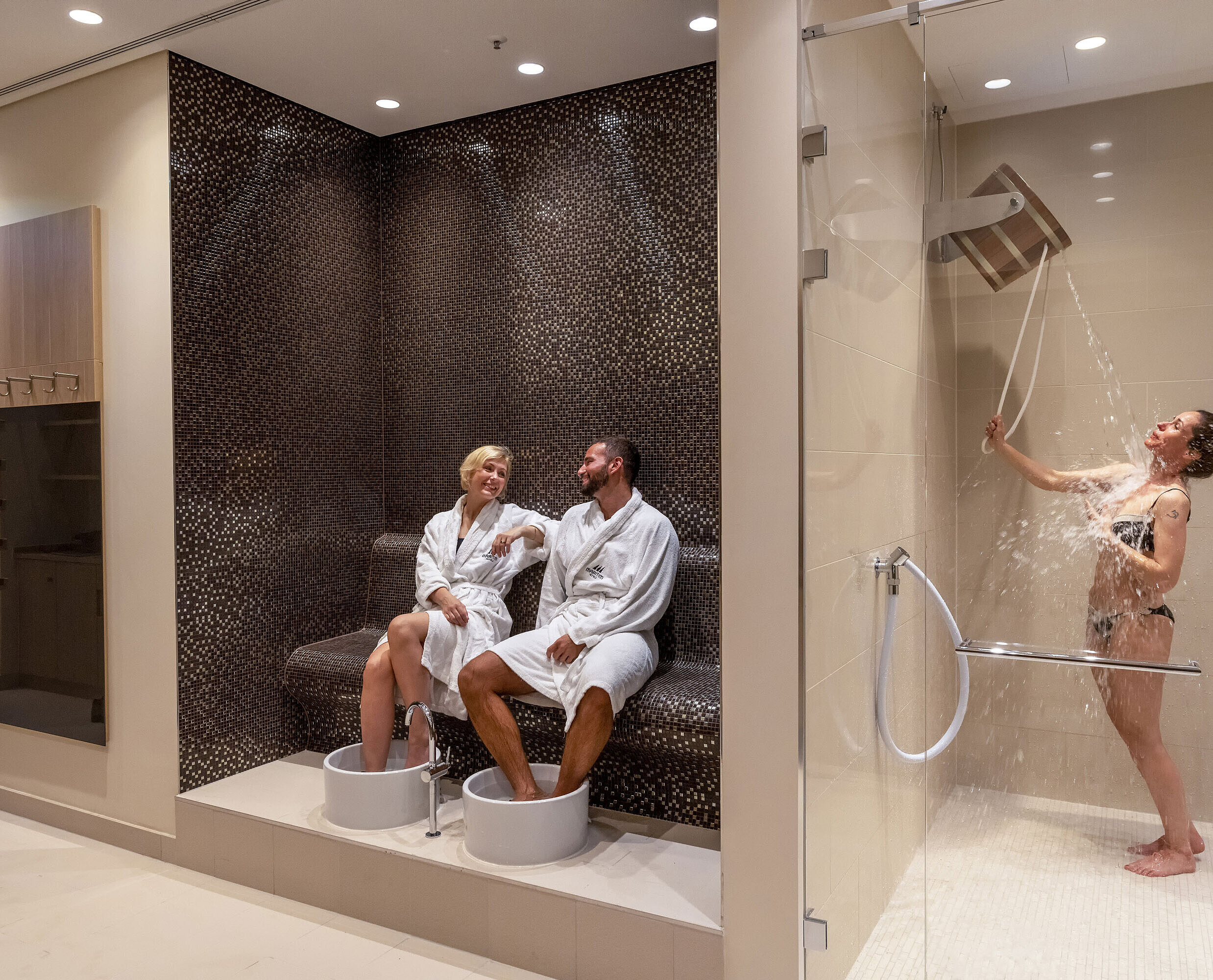Sauna Wellnessbereich im Maritim Hotel Ingolstadt mit Fußbädern, Erlebnisdusche und entspannter Atmosphäre.