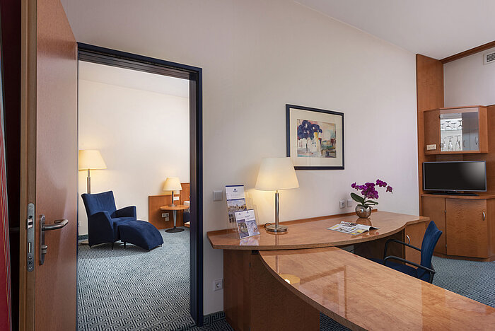 Comfort Familienzimmer im Maritim Hotel Frankfurt mit separatem Wohn- und Schlafbereich, Schreibtisch und stilvollem Interieur.