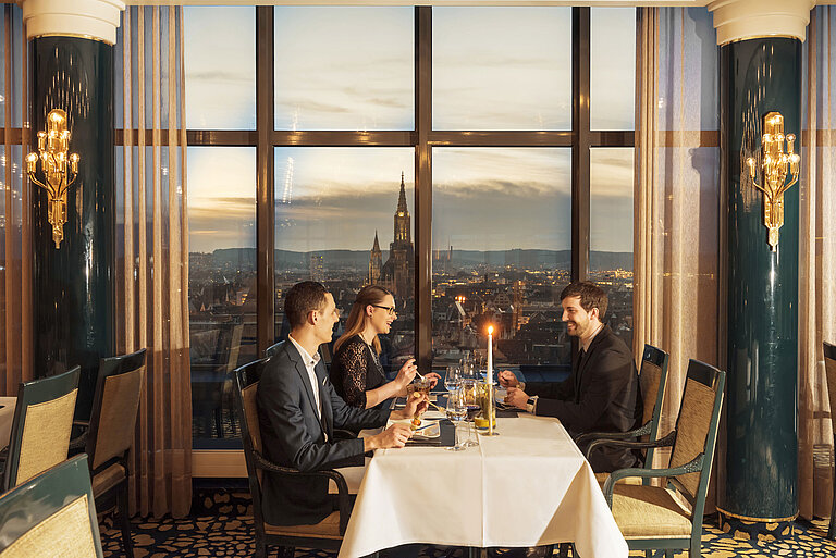 Restaurant "Panorama und Bastei" Gäste beim Abendessen mit Blick auf das Ulmer Münster im Restaurant des Maritim Hotel Ulm
