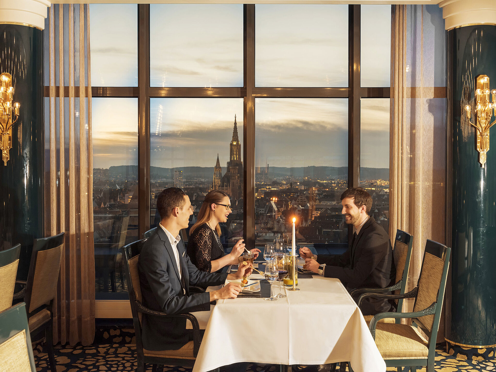 Restaurant "Panorama und Bastei" Gäste beim Abendessen mit Blick auf das Ulmer Münster im Restaurant des Maritim Hotel Ulm